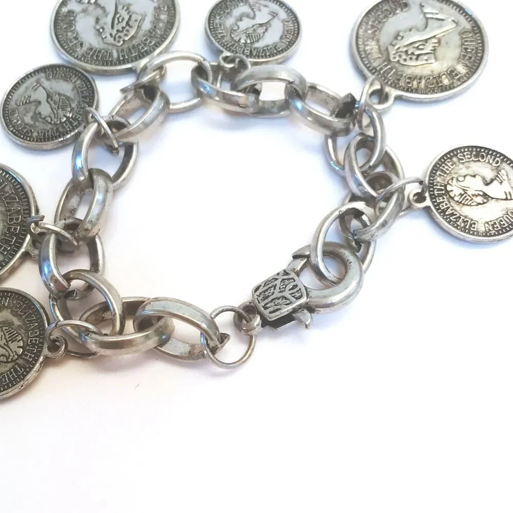 Vintage Queen Elizabeth Coin Charm Bracelet Chunky Chain Unique Clasp UK  7" - Picture 2 of 4